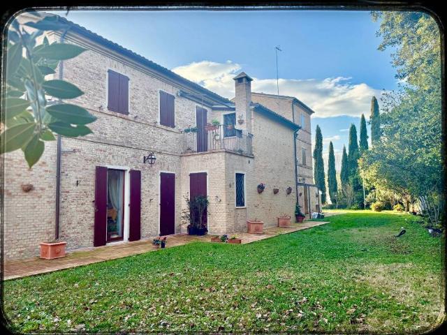 Rustico in vendita a Passo Varano, Marche