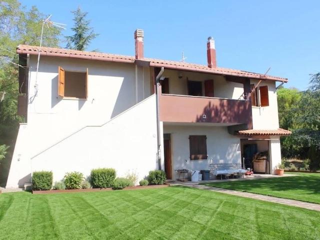 Rustico in vendita a Paterno, Ancona