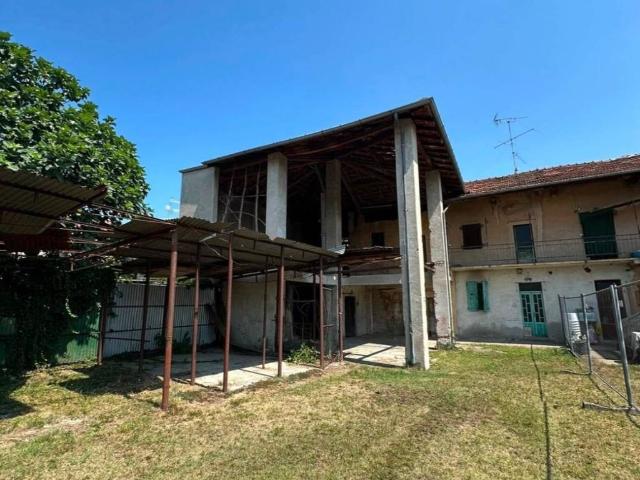 Rustico in vendita a Angera, Lombardia