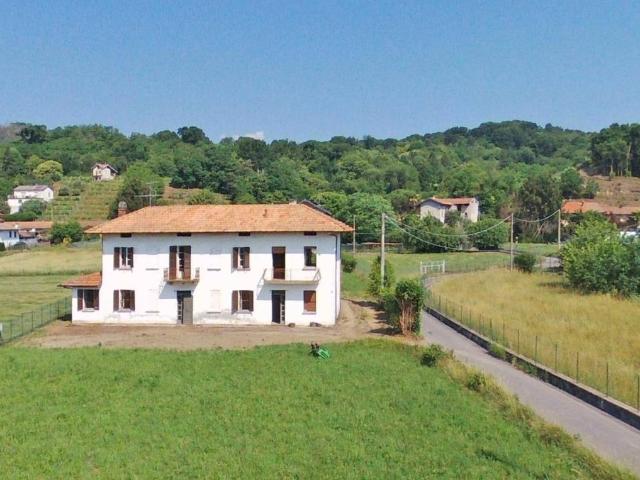 Rustico in vendita a Angera, Lombardia