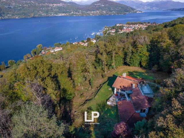 Villa Indipendente in vendita a Angera, Lombardia