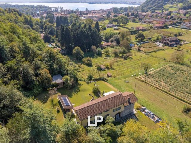 Rustico in vendita a Angera, Varese