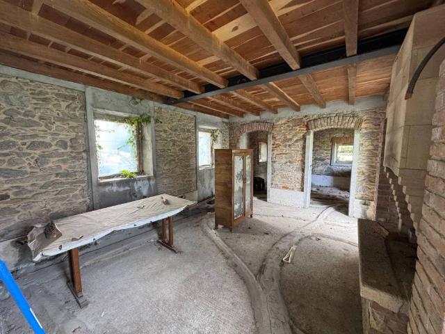 Rustico in vendita a Angera, Lombardia