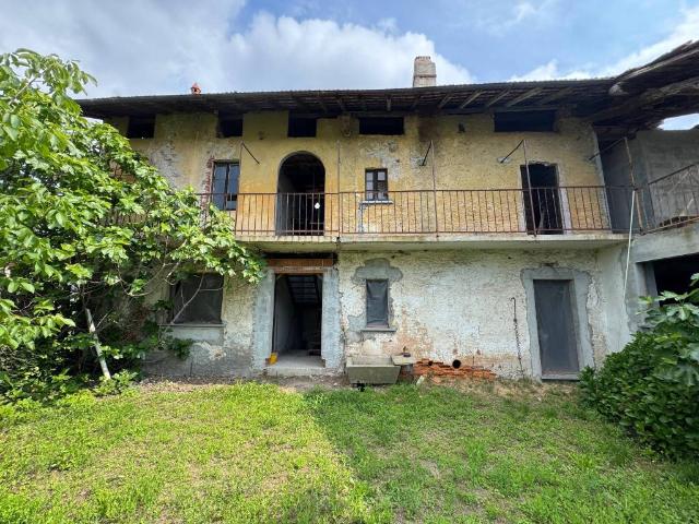 Rustico in vendita a Angera, Lombardia