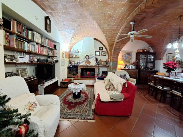 Rustico in vendita a Battifolle, Palazzo Del Pero