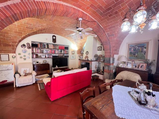 Rustico in vendita a Battifolle, Palazzo Del Pero