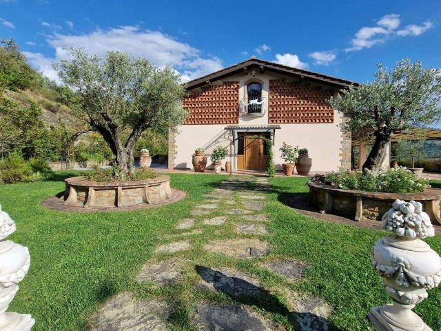 Rustico in vendita a Palazzo Del Pero, Toscana