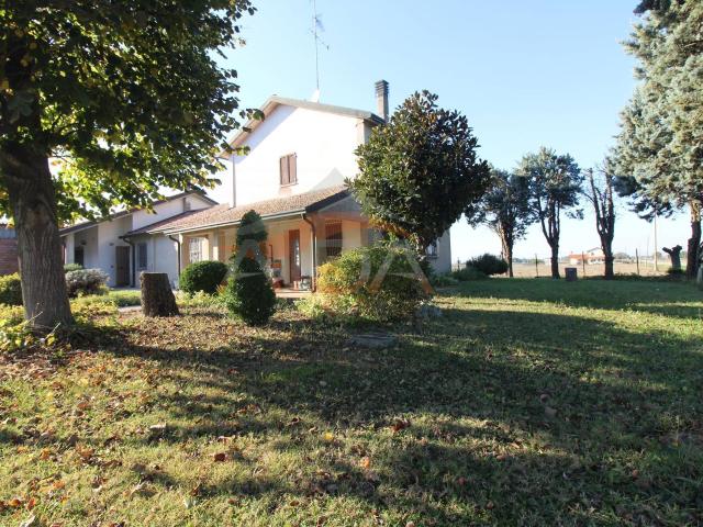 Villa Indipendente in vendita a Argenta, Reggio Emilia
