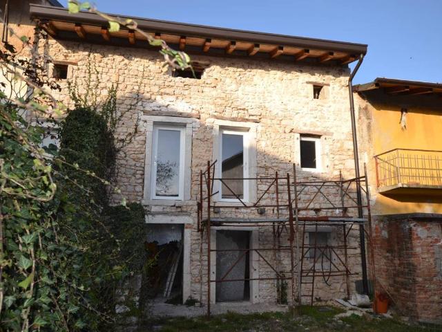 Rustico in vendita a Aviano, Friuli-Venezia Giulia