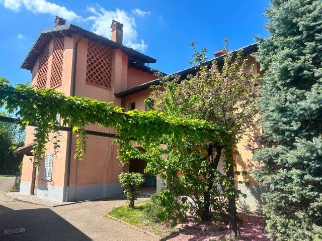 Rustico in vendita a Azzate, Lombardia