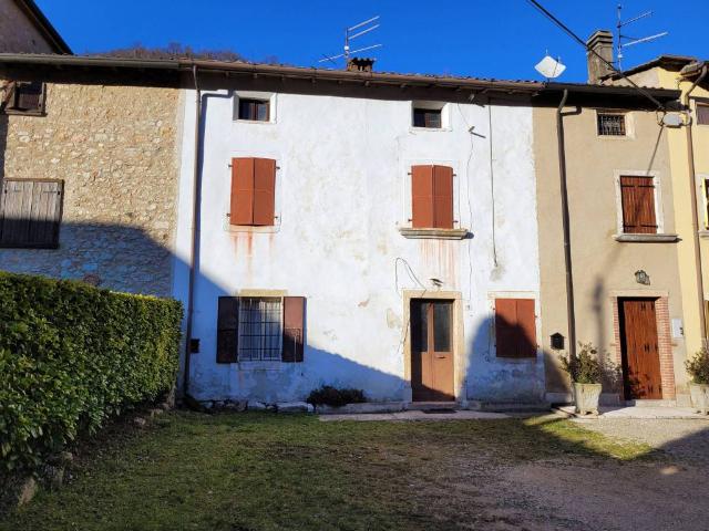 Rustico in vendita a Badia Calavena, Veneto