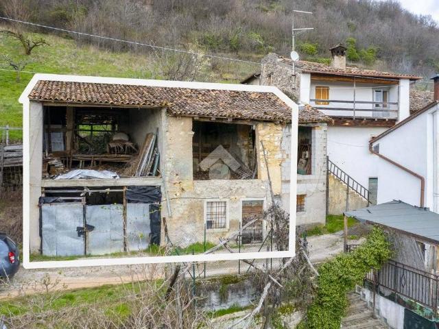 Rustico in vendita a Badia Calavena, Veneto