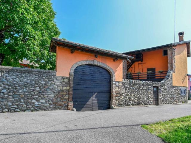 Rustico in vendita a Bagnatica, Lombardia