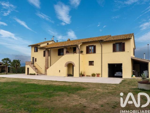 Rustico in vendita a Bastia Umbra, Umbria