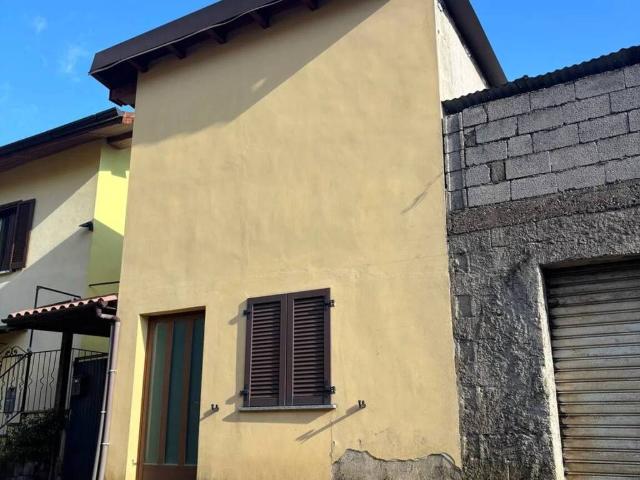 Rustico in vendita a Roncaccio, Bisuschio