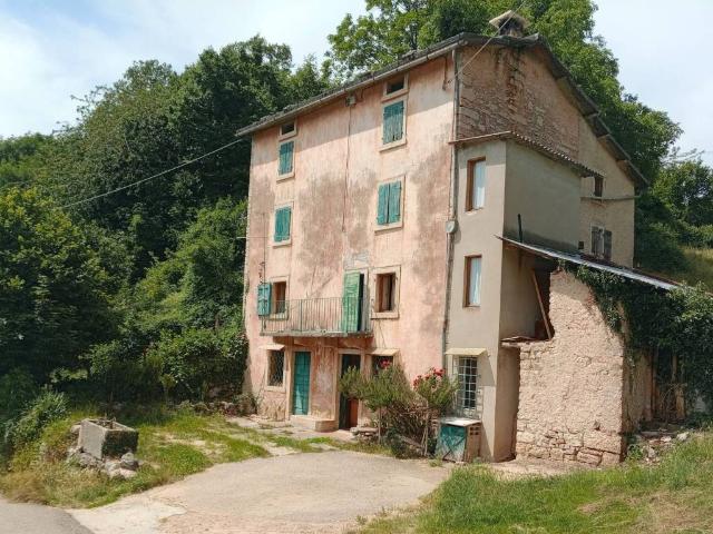 Rustico in vendita a Bosco Chiesanuova, Veneto