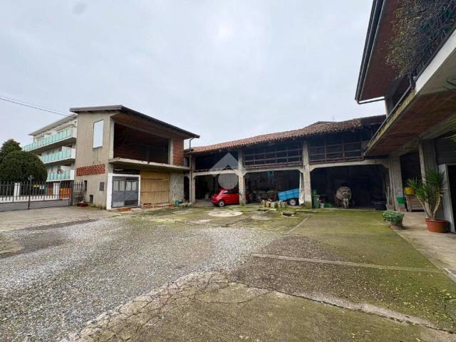 Rustico in vendita a Brembate, Lombardia