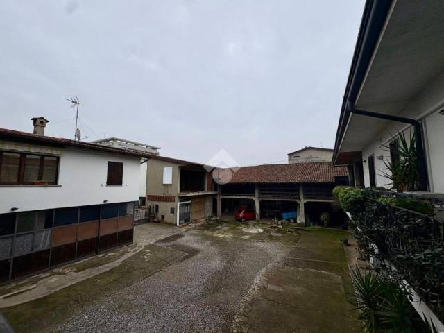 Rustico in vendita a Brembate, Lombardia