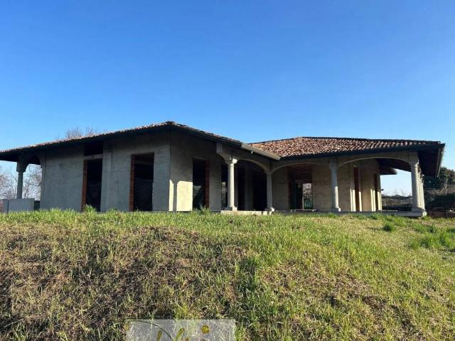 Rustico in vendita a Brenna, Lombardia