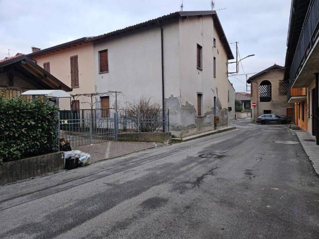 Rustico in vendita a Brenna, Lombardia