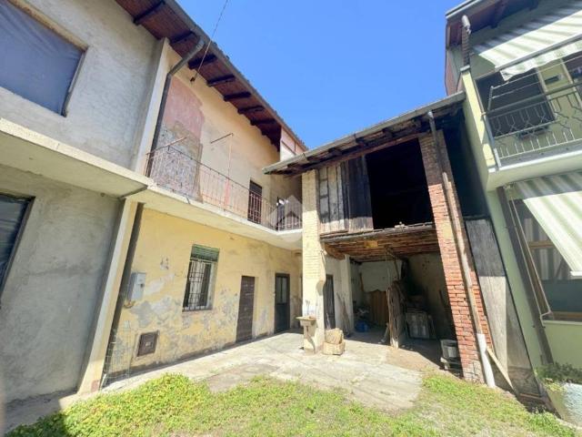 Rustico in vendita a Cairate, Lombardia