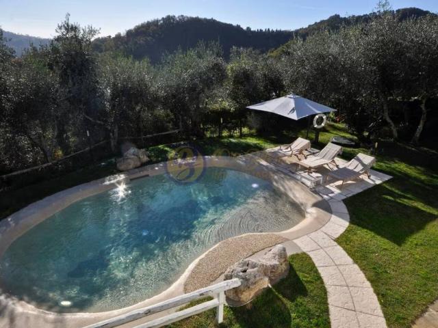 Rustico in vendita a Montebello, Camaiore