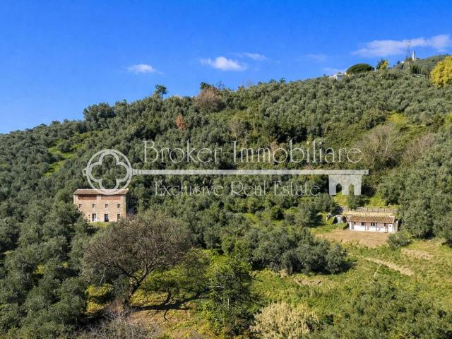 Rustico in vendita a Santa Lucia, Camaiore