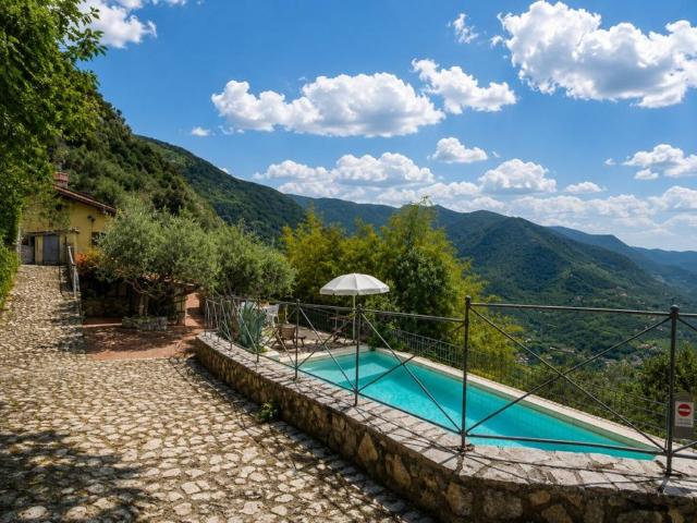 Rustico in vendita a Camaiore, Toscana
