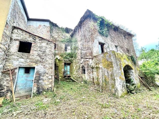 Rustico in vendita a Montemagno, Camaiore