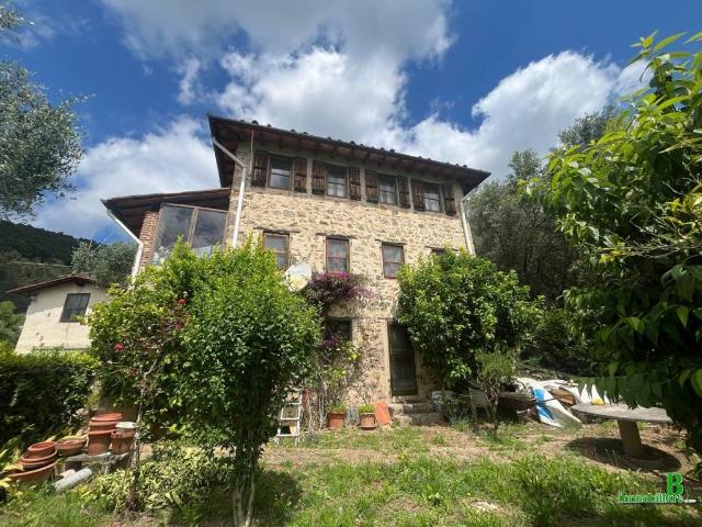 Rustico in vendita a Montebello, Camaiore