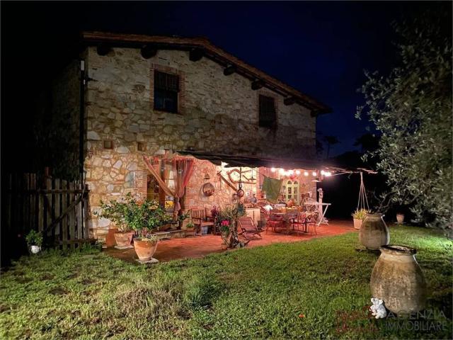 Rustico in vendita a Camaiore, Toscana