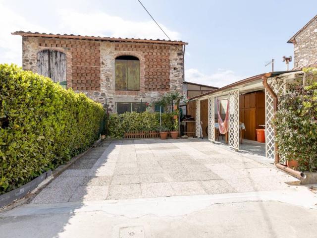 Rustico in vendita a Parezzana, Capannori