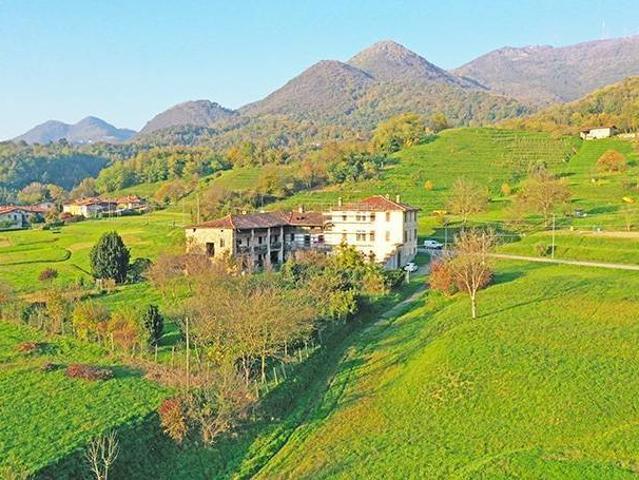 Rustico in vendita a Caprino Bergamasco, Lombardia