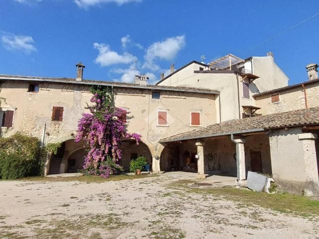 Rustico in vendita a Rubiana, Caprino Veronese