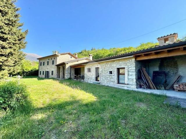 Rustico in vendita a Caprino Veronese, Veneto