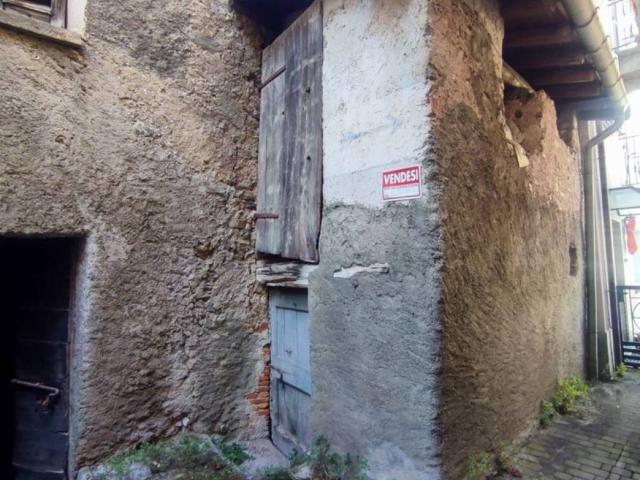 Rustico in vendita a Carlazzo, Lombardia