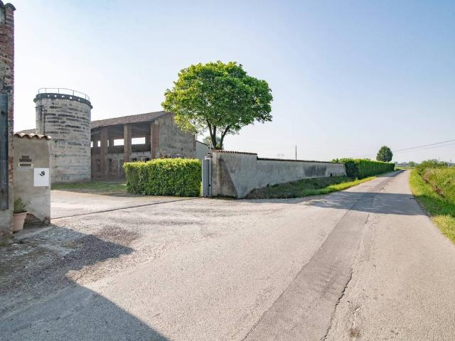 Rustico in vendita a Casalpusterlengo, Lombardia