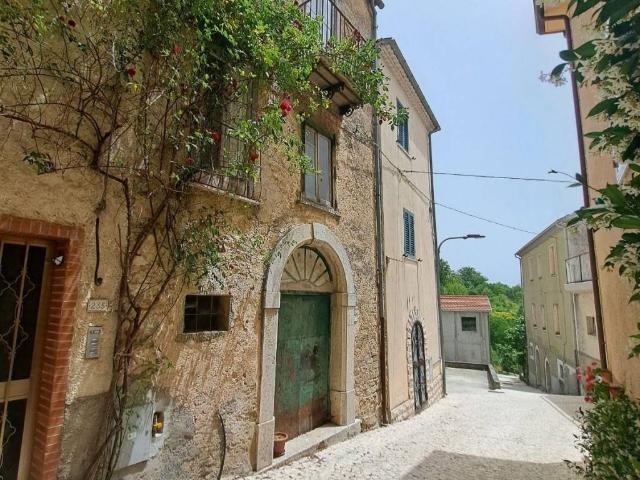 Rustico in vendita a Castelpetroso, Molise