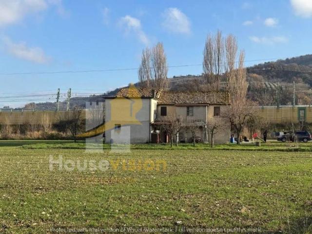 Rustico in vendita a Macine, Marche