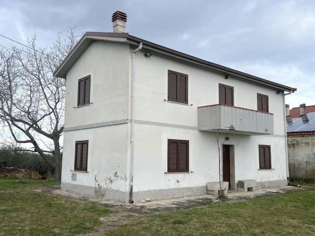 Rustico in vendita a Catignano, Abruzzo