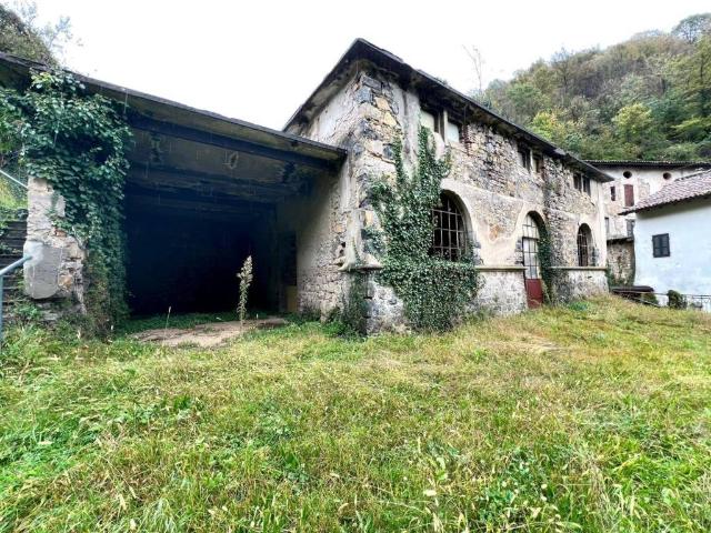 Rustico in vendita a Cene, Lombardia