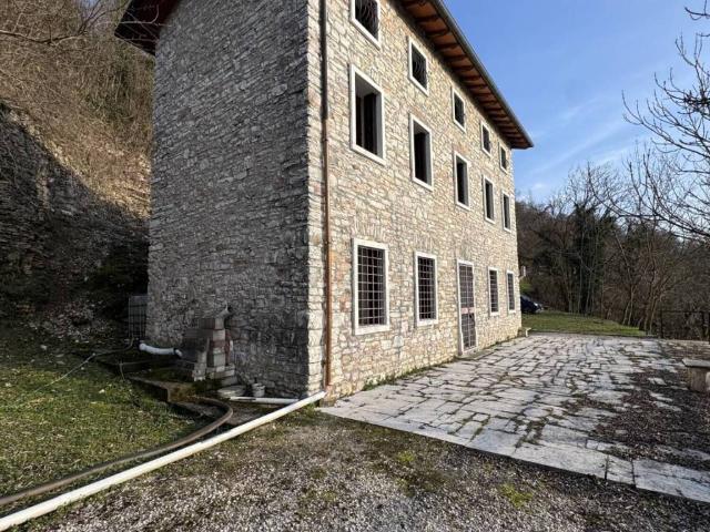 Rustico in vendita a Chiampo, Veneto