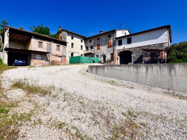 Rustico in vendita a Chiampo, Veneto