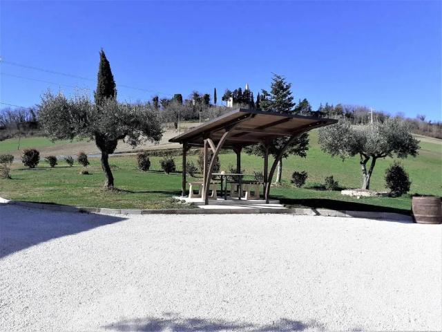 Rustico in vendita a Strada, Marche