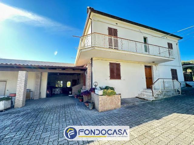 Rustico in vendita a Unione dei Comuni della Val Vibrata, Civitella Del Tronto