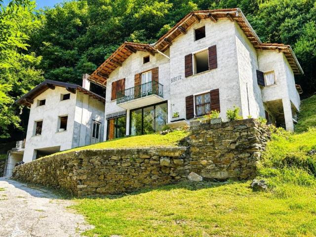 Rustico in vendita a Colico, Lombardia