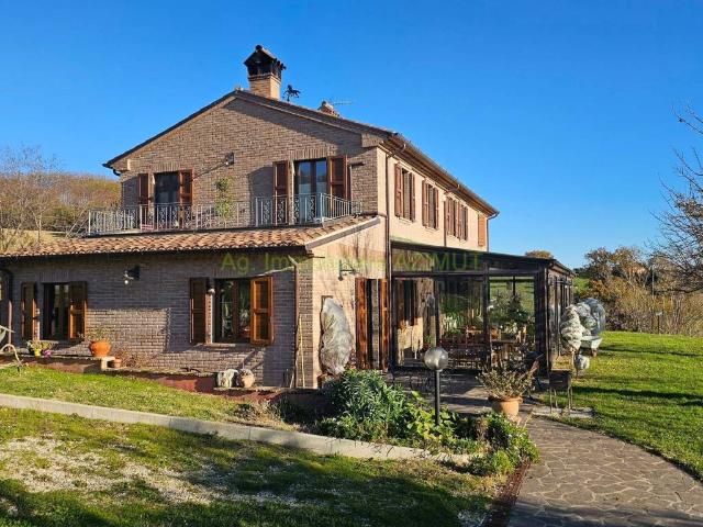 Rustico in vendita a Colli al Metauro, Marche