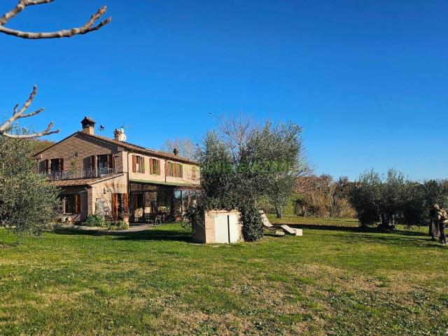 Rustico in vendita a Colli al Metauro, Marche