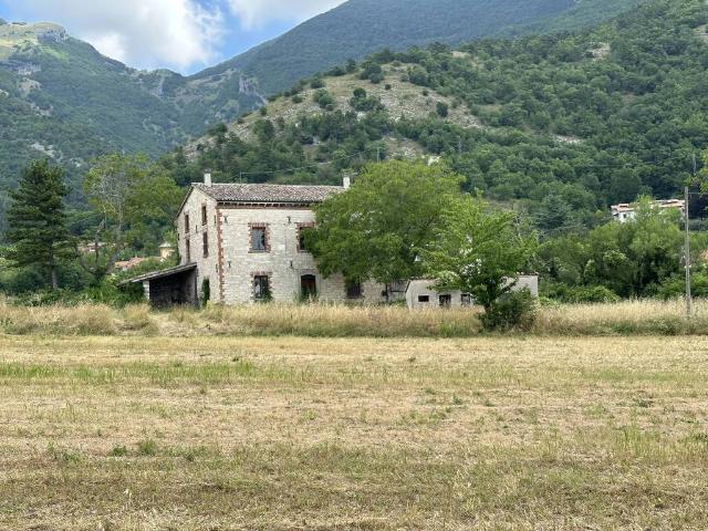 Rustico in vendita a Costacciaro, Umbria