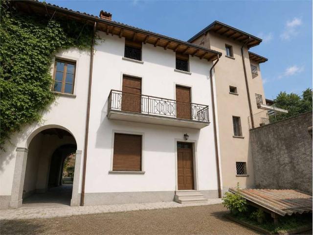 Rustico in vendita a Dolzago, Lombardia